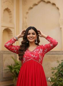 Ensemble Kurta Rouge Premium avec Imprimé Bandhani en Soie Delta Lourde, Manches Longues, Col en V – Vente en Gros - Product Image 3