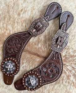 Éperons de botte en cuir véritable avec gravures florales, surpiqûres blanches, conchos en métal brun, pour l'équitation, finition premium - Product Image 1