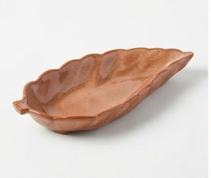 Assiette de service en céramique en forme de feuille, design artisanal, motif végétal, pour les fêtes, vaisselle élégante et service de desserts - Product Image 1
