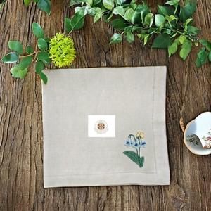 Serviette en lin avec broderie de mignonnes fleurs bleues, qui apportent un charme romantique délicat à la dégustation du thé. - Product Image 5
