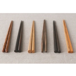 Ensemble de baguettes en bois, finition bois naturel, design traditionnel, vaisselle réutilisable - Product Image 5