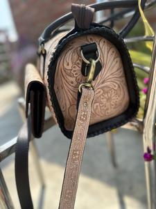Bolsa de Viaje Ejecutiva de Cuero Genuino Hecha a Mano con Cierre de Cremallera con Grabado Floral, Estilo Lujoso, Diseño Duradero, Hecho en India - Product Image 3