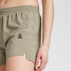 Shorts décontractés pour femme, vert olive, taille haute élastique, séchage rapide, anti-boulochage, tricoté uni, 100% coton, coupe droite, logo sur la jambe droite - Product Image 3