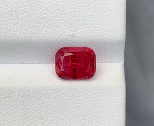 Tourmaline Rubellite Naturelle, Coupe Octogonale, Origine Inde, Pierre Précieuse Non Montée, Rouge Facettée, Qualité Exceptionnelle, Grade Rare, Certifiée par un Certificat Tierce Partie - Product Image 1