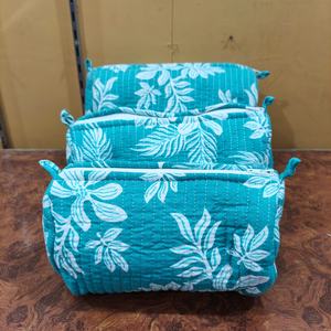 Ensemble de trois trousses à maquillage en tissu coton matelassé, imprimées à motifs, avec fermeture éclair, cadeau pour elle, trousses de toilette et cosmétiques faites à la main - Product Image 5