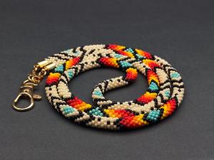 Chaîne de corps perlée faite à la main avec fermoir doré, tissée avec des motifs géométriques rouges, jaunes, oranges, turquoise, noirs et beiges, accessoire - Product Image 3