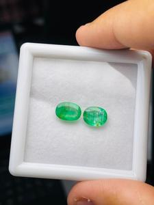 Par de Esmeraldas Naturales de Zambia, Corte Ovalado, 3.92 Quilates, Grado AAA, Color Verde, Certificado IGI, Lustre Perfecto, Corte y Pulido Impecables, para Joyería - Product Image 4