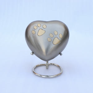 โกศรูปหัวใจทองเหลืองคุณภาพสูงสำหรับใส่เถ้ากระดูกสัตว์เลี้ยง โกศรูปหัวใจสลักลายอุ้งเท้าสำหรับใส่เถ้ากระดูกสัตว์เลี้ยง โกศรูปหัวใจทำมือจากดีบุกสำหรับใส่เถ้ากระดูกสัตว์เลี้ยง - Product Image 6