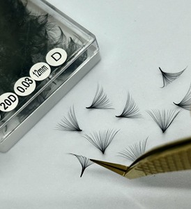 Pestañas Postizas Mega Volumen Hechas a Mano, 20D, Suaves, Base Puntiaguda de PBT Coreano, Longitud 9-24mm, Tarjeta Trasera Personalizada - Product Image 1