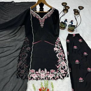 Top de crepé francés pesado de diseñador con bordados, con pantalón a juego y dupatta de georgette de zorro pesado con encaje bordado para mujer - Product Image 4