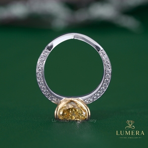 Anillo Romántico con Diamante Amarillo Corte Corazón, Certificado IGI, Diseño en Oro de Dos Tonos con Micro Pavé de Diamantes - Product Image 6