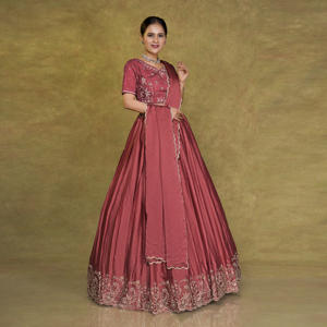 Lehenga Choli en satin georgette avec de raffinées broderies, jupe fluide, blouse élégante et dupatta à tombé doux - Product Image 4