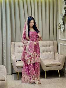 Ensemble Sharara rose brodé lourd pour femme avec dupatta en tulle – Tenue ethnique de créateur pour mariage et soirée, style Salwar Kameez - Product Image 2