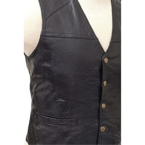 Chaleco de motociclista de cuero genuino para hombre con un corte tradicional diseñado para la comodidad en el uso diario y un estilo de motocicleta sencillo y atemporal. - Product Image 3