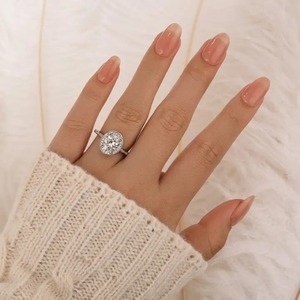 Nouvelle Arrivée Bague de Fiançailles Vintage en Argent Sterling Plaqué Or Blanc avec Moissanite Ovale Effet Halo et Diamants en Argent 925 à Vendre - Product Image 5