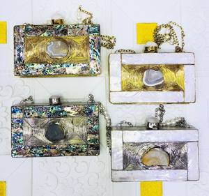 Pochette de soirée pour femme Fusion Republik avec pierres carrées, fermeture magnétique, bandoulière chaîne et doublure en polyester - Product Image 1