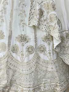 Nouvelle collection : Ensemble Lehenga Choli pour femme, idéal pour mariage et festival Diwali, avec broderie Zari et sequins, et dupatta en tulle papillon, fabriqué à partir de matériaux recyclés. - Product Image 6