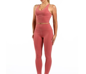 Ensemble de yoga professionnel personnalisé de haute qualité pour femmes, 2 pièces, sans couture, avec impression de logo légère, meilleur design, motif uni - Product Image 1