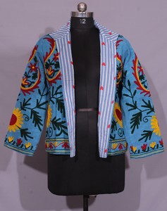 Chaqueta de tela TNT Suzani bordada a mano con motivos florales en azul cielo – Abrigo artesanal de diseño. - Product Image 3