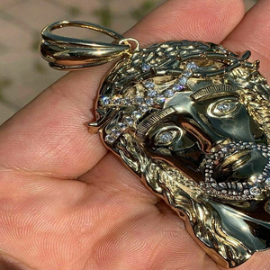 Pendentif visage de Jésus unisexe en moissanite plaqué or 22 carats et rhodium, breloque religieuse, collier chaîne à pendentifs à thème pour usage quotidien - Product Image 3