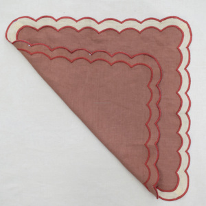 Serviette de table en lin classique rouge de luxe brodée 45x45cm à bord festonné, faite à la main, réutilisable et écologique pour la décoration de table à manger à la maison - Product Image 5