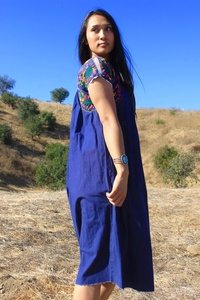 Robe décontractée vintage bleu roi brodée à la main style Oaxacan, broderie florale colorée, 100% coton, écologique, coupe trapèze, longueur genou - Product Image 2