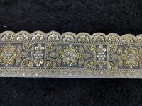 Bordure décorative opulente à motif floral mandala, ornée de perles et de fils Zari, pour draperies et ameublement de haute couture
