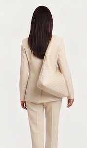 Sac fourre-tout hobo en cuir véritable tressé pour femme, style anglais, avec fermeture éclair et chaînes, sac à bandoulière de luxe personnalisé, vente en gros - Product Image 3