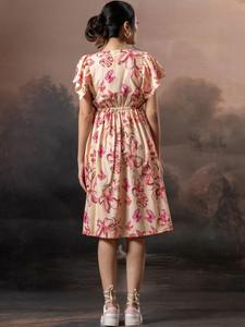 Vestido midi formal de gasa con estampado floral, manga con volantes, corte ajustado y acampanado, manga corta, cuello en V profundo y dobladillo con volantes en línea A. - Product Image 2