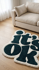 Tapis d'intérieur unique en laine tuftée à la main, antidérapant, à motif géométrique, avec typographie 'It's OK', noir et blanc, décoratif et à message motivant - Product Image 3