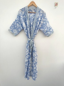 Kimono de algodón con estampado de flores en azul claro | Bata de algodón hecha a mano |   Ropa de estar por casa de algodón estampada - Product Image 1