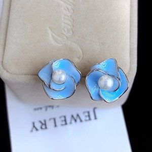 Boucles d'oreilles clous en argent pur, tendance et élégantes, avec perles d'eau douce bleues à couleur inaltérable, inspirées de la fleur de thé huileux - Product Image 5