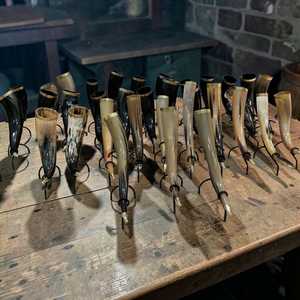 Auténtica taza de cuerno vikinga hecha a mano con soporte de hierro y diseño de punta de latón a precio económico. - Product Image 6