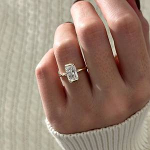 Anillo de Compromiso con Diamante Cultivado en Laboratorio, Corte Radiante Alargado de 3 Quilates, Media Engaste, Oro Amarillo de 14k, Certificado IGI - Product Image 5