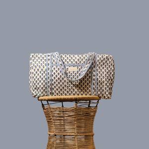 กระเป๋าเดินทางแบบดัฟเฟิลผ้าฝ้ายเย็บลายคุณภาพดี ทนทาน สะดวกสบาย ผลิตด้วยมือจากอินเดีย เหมาะสำหรับผู้หญิง ใช้ได้ทั้งแบบลำลอง ท่องเที่ยว ช้อปปิ้ง และสะพายไหล่ - Product Image 1