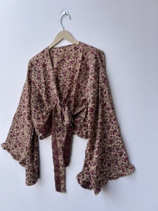 Top Cruzado Hippie Boho con Mangas Campana y Lazo Frontal, Estilo Vintage de Seda Retro Ecológica, Manga Acampanada, Estética Espíritu Libre - Product Image 3