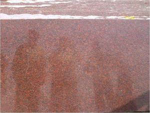 Dalles de pierre en granit rouge indien naturel polies pour comptoirs intérieurs et extérieurs et applications décoratives architecturales - Product Image 2