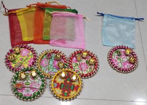 Celebre las tradiciones con este vibrante conjunto hecho a mano de Kumkum Roli Chawal Pooja Thali y bolsa de organza. - Product Image 2
