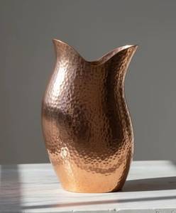 Vase en métal artisanal élégant avec une finition lisse et une forme classique, parfait pour les intérieurs de luxe et la décoration moderne élégante. - Product Image 6