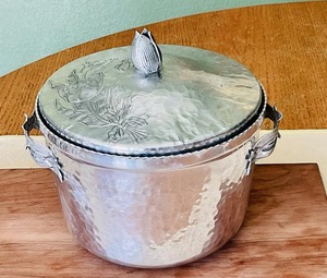 Enfriador de Hielo Plateado Martillado de Primera Calidad con Diseño Floral, Perfecto para Bodas, Bares, Reuniones Familiares y Noches de Cócteles, de la India - Product Image 1