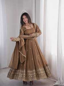 Ensemble 3 pièces traditionnel et élégant pour femme, en soie Rangoli gaufrée, longueur ras du sol, coupe classique, idéal pour les fêtes et toutes les saisons - Product Image 1