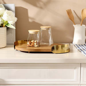 Nueva Bandeja de Servicio Metálica con Patrón Grabado, Diseño Vintage Hecho a Mano para Uso Decorativo en Bares, Restaurantes y Hoteles - Product Image 1