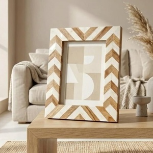 Cadre photo en bois naturel et résine avec incrustations décoratives pour affichage sur table et suspension murale, décoration intérieure - Product Image 6