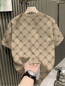 เสื้อยืดคอกลมแขนสั้นพิมพ์ลายโมโนแกรมสีเบจสำหรับผู้ชาย ทรงโอเวอร์ไซส์ ลำลอง ลายเรขาคณิต ผ้าทอ แฟชั่น สวมใส่สบาย - Product Image 4