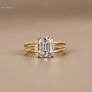 Anillo de Diamante Corte Esmeralda en Oro Amarillo, Diseño de Lujo con Tallo Dividido, Joyería de Compromiso para Mujer, Regalo - Product Image 1