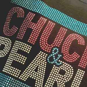 T-shirt personnalisé en coton à manches courtes pour femme avec strass Chucks and Pearls, motif graphique brillant, style décontracté et tendance - Product Image 6