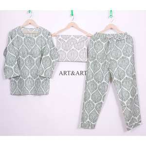 Conjunto de Pijama Elegante y Modesto para Mujer, 100% Algodón, Cuello Redondo, Estampado Floral, Ecológico, Cómodo, Suave, Pantalones y Camisa con Patrón Sólido - Product Image 1