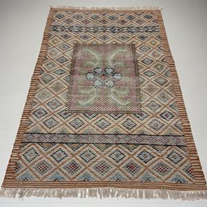 Alfombra Kilim de Lana Abstracta - Tejido Plano Simétrico Ecológico en Crema y Carmesí con Campo de Marfil y Motivos Rojos Tradicionales - Product Image 1