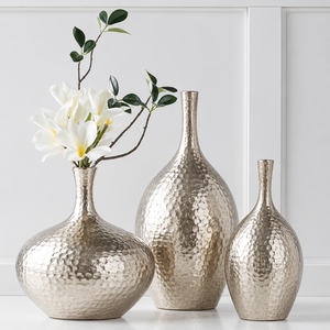 Vase à fleurs moderne en aluminium argenté avec texture côtelée, vase décoratif en métal pour table, pour la décoration de la maison de luxe et la décoration de mariage - Product Image 6