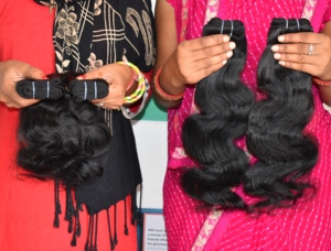Extensions de cheveux naturels bruts en gros, 100 % vierges indiens Remy, non traités, noirs naturels, ondulés, double trame machine - Product Image 3